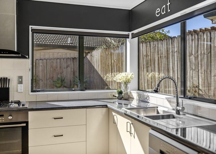  at 2/4 Dromora Close, Dannemora, Auckland