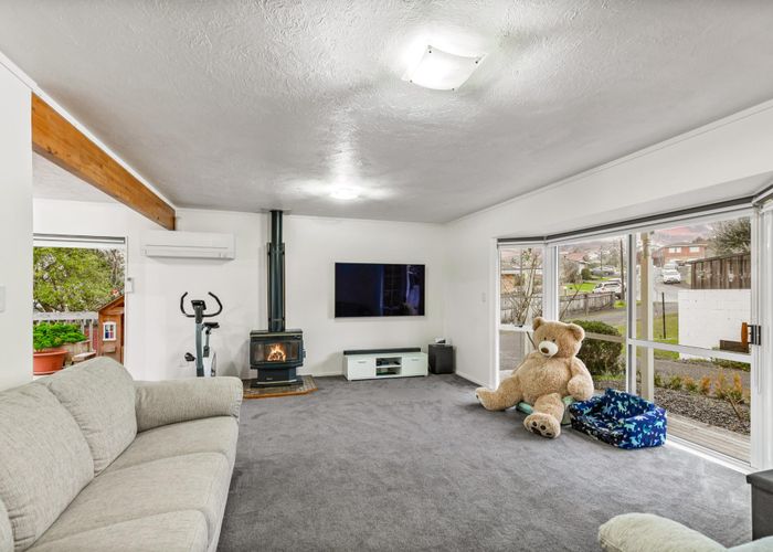  at 2/16 Fernbird Place, Massey, Auckland