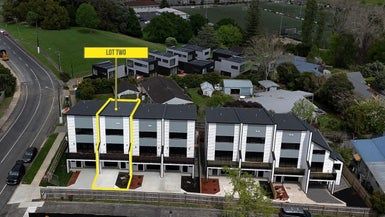  at 2/18 Hutchinsons Road, Bucklands Beach, Auckland