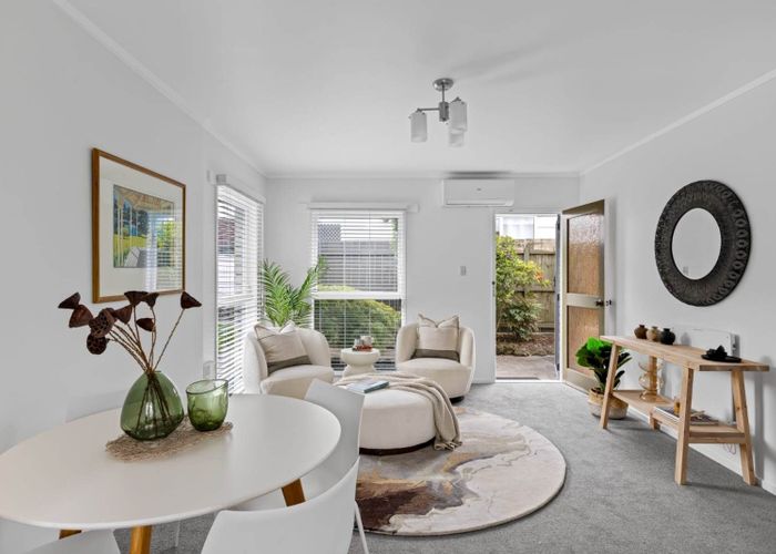  at 2/4 Keldale Place, Forrest Hill, Auckland