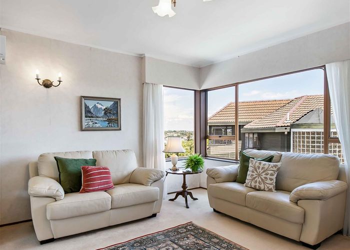  at 2/23 Beach Road, Castor Bay, Auckland