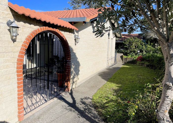  at 9 Stapleford Crescent, Browns Bay, North Shore City, Auckland