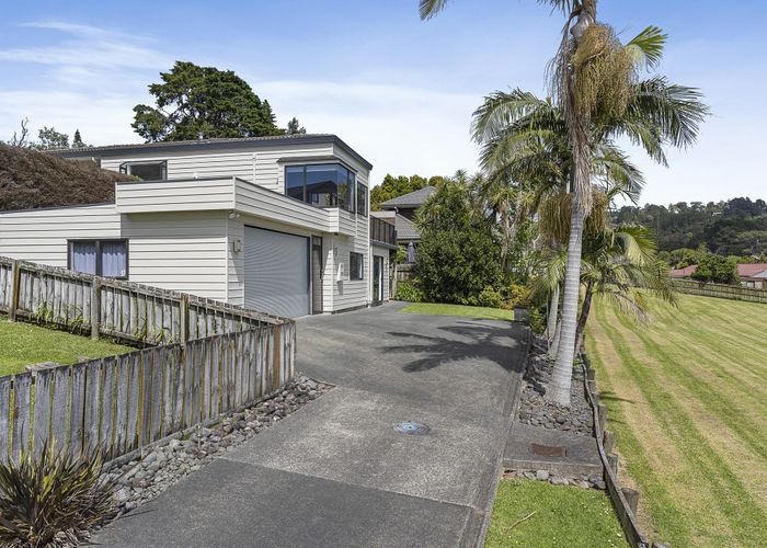 at 15 Taupiko Place, Green Bay, Auckland