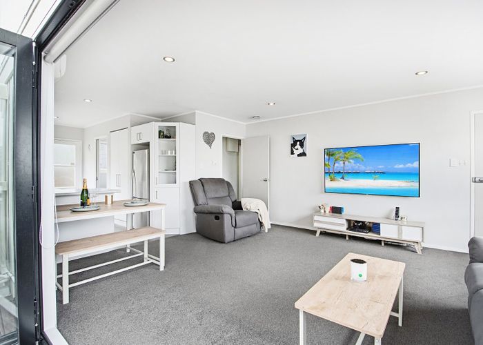  at Unit 2/17 Kemp Road, Massey, Waitakere City, Auckland