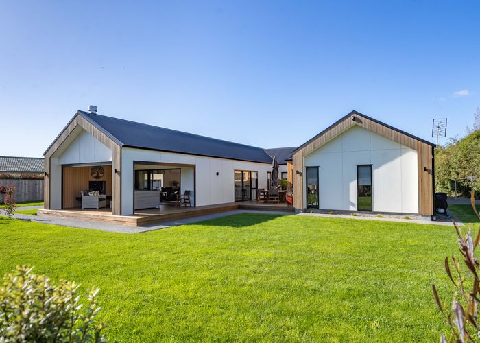  at 22 Mill Grove, Clareville, Carterton
