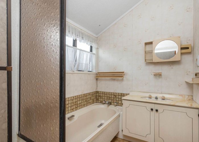  at 2/2 Photinia Place, Botany Downs, Manukau City, Auckland