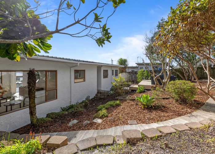  at 2/867 Beach Road, Torbay, North Shore City, Auckland