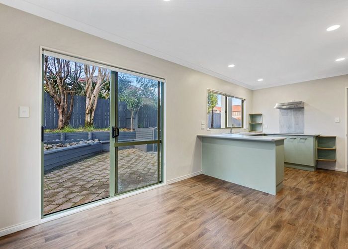  at 6 Chadlington Avenue, Henderson, Waitakere City, Auckland