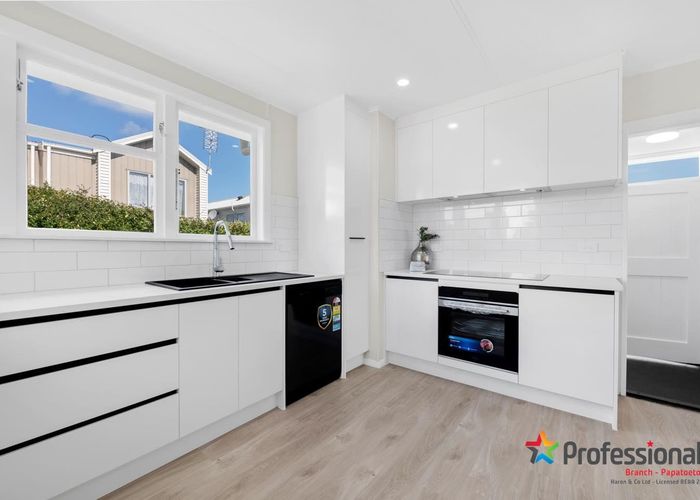  at 5 Farnborough Crescent, Mangere, Auckland