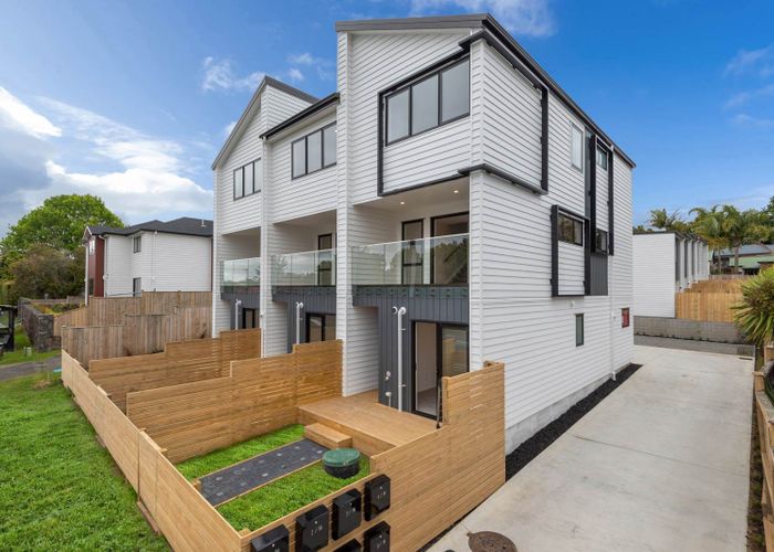  at 2/94 Godley Road, Green Bay, Waitakere City, Auckland