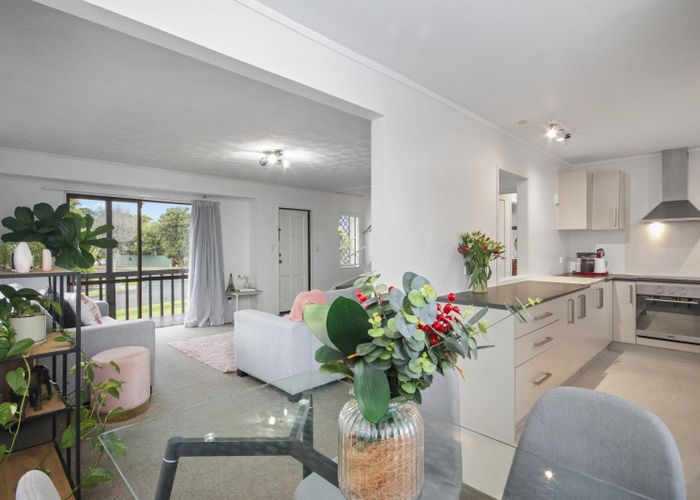  at 2/6 Gosford Drive, Botany Downs, Auckland