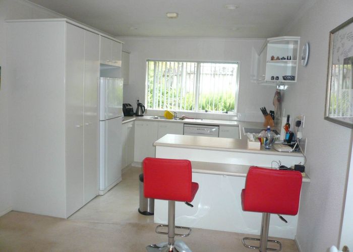  at 2/7 West Fairway, Golflands, Manukau City, Auckland