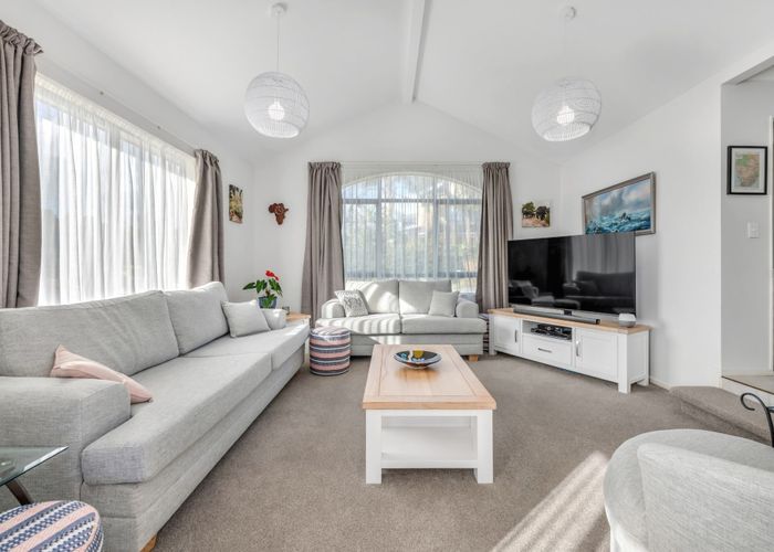  at 11 Norman Close, The Gardens, Auckland