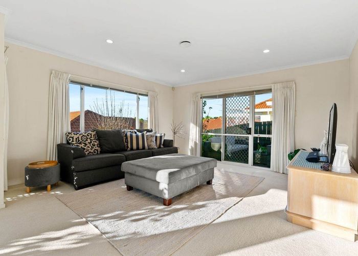  at 27 Gillett Place, Botany Downs, Manukau City, Auckland