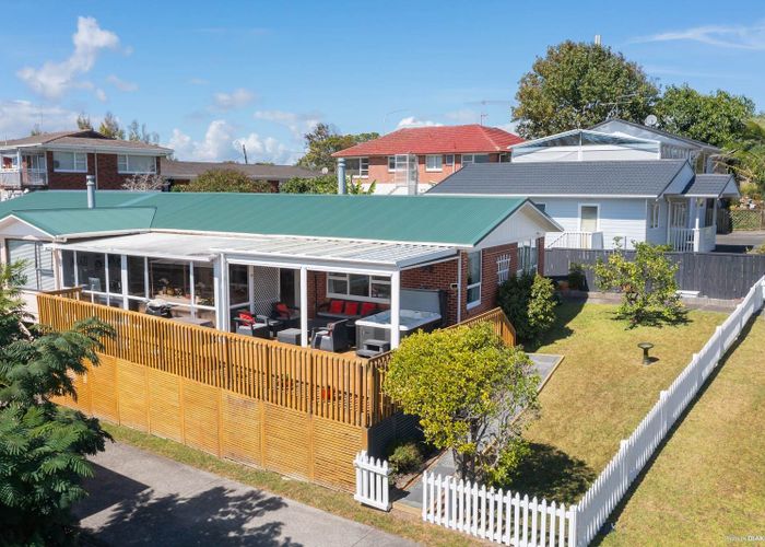  at 3 Hibiscus Place, Hillsborough, Auckland