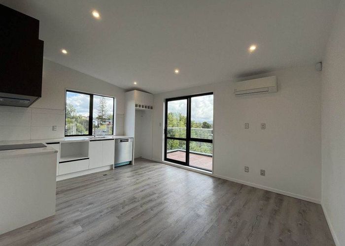  at 8/18 Sylvan Crescent, Te Atatu South, Auckland