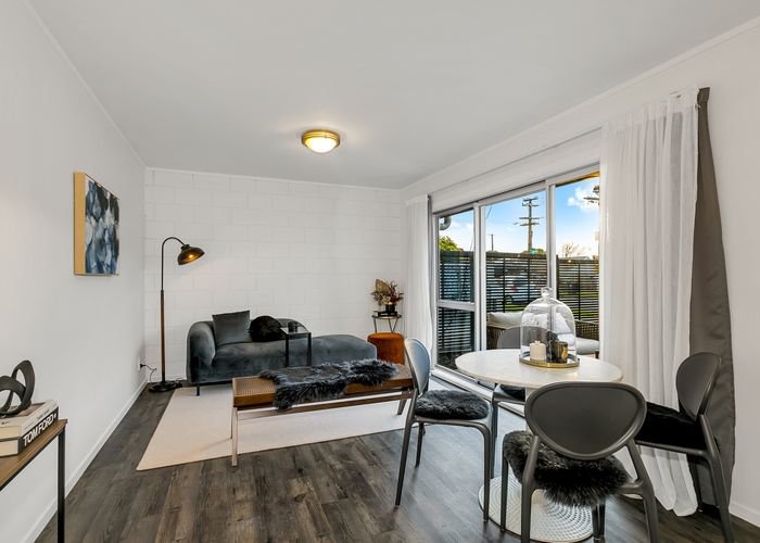  at 2/303 Point Chevalier Road, Point Chevalier, Auckland