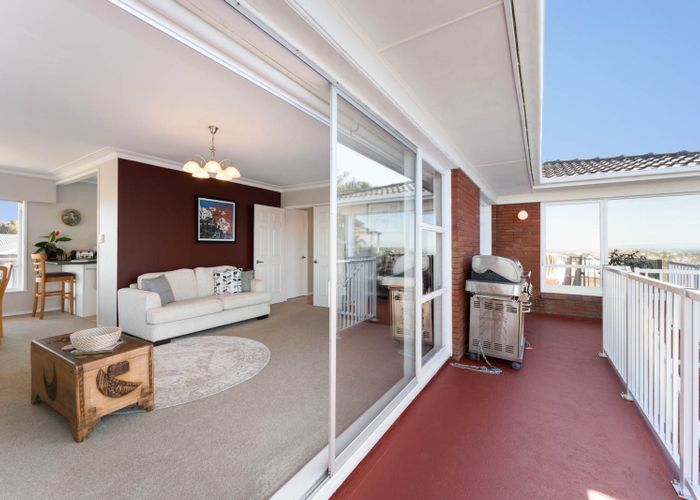  at 1/152 Sunset Road, Unsworth Heights, North Shore City, Auckland