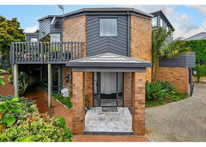  at 3 Ilex Place, Totara Heights, Auckland