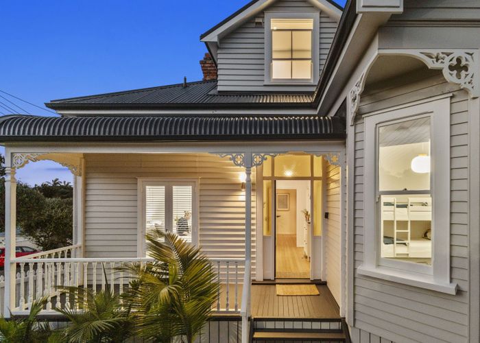  at 8 Rutland Road, Stanley Point, Auckland