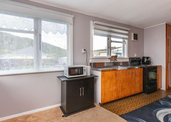  at 96 Hall Street, Cobden, Grey, West Coast