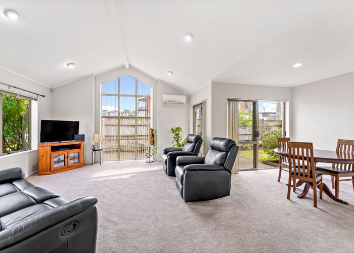  at 1/238 Botany Road, Golflands, Manukau City, Auckland