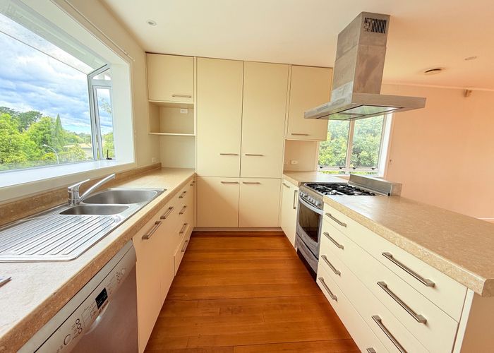  at 4 La Trobe Street, Pakuranga Heights, Manukau City, Auckland