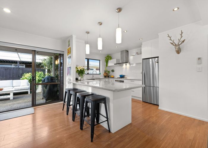  at 6 Gulliver Place, Conifer Grove, Takanini