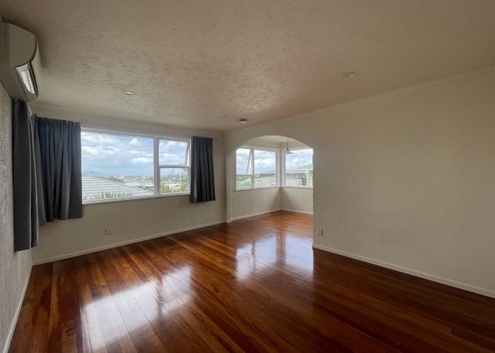  at 2/42 Bruce Road, Glenfield, Auckland