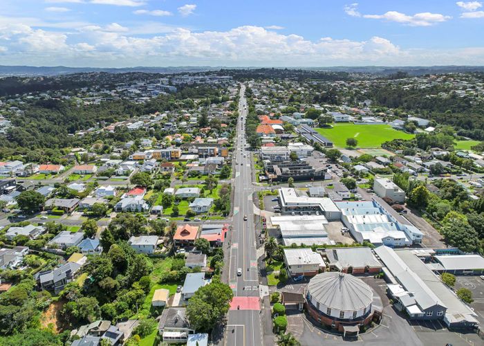  at 2 Seaview Avenue, Northcote, Auckland