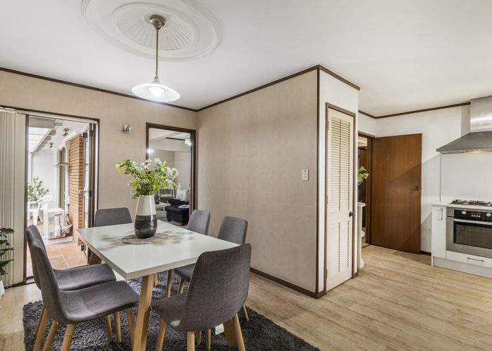  at 2/7 Roslyn Road, Mount Wellington, Auckland