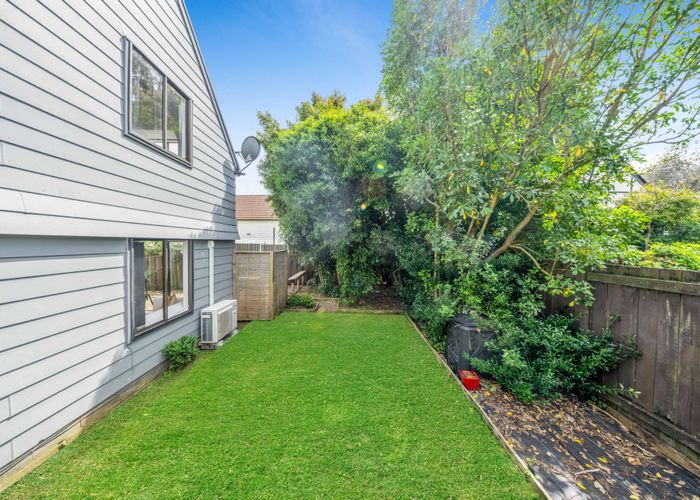  at 2/31 Challen Close, Conifer Grove, Papakura, Auckland