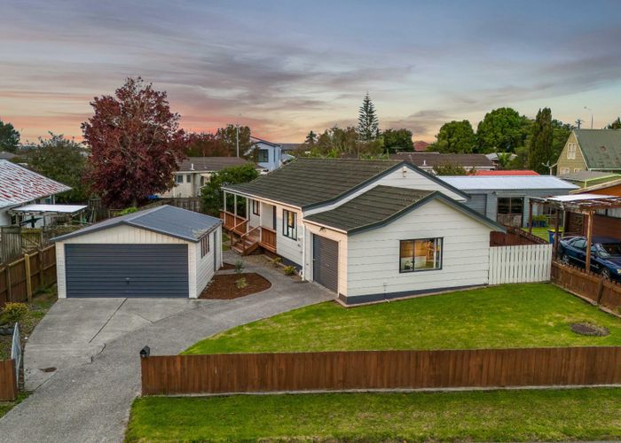  at 5 Posa Avenue, Henderson, Waitakere City, Auckland