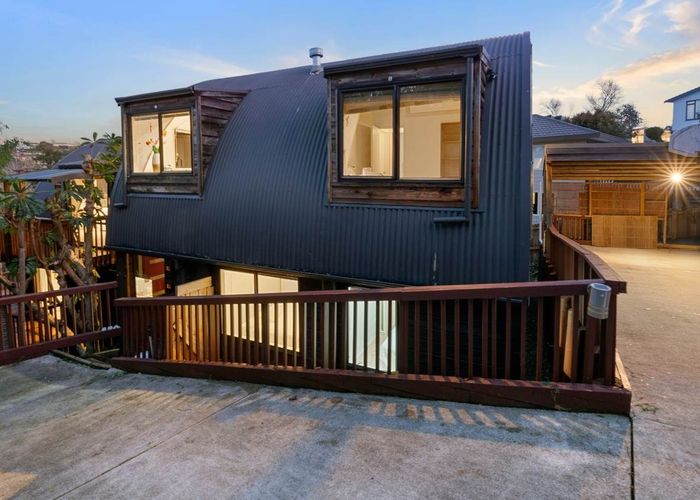  at 2/26 Colmar Road, Mellons Bay, Auckland