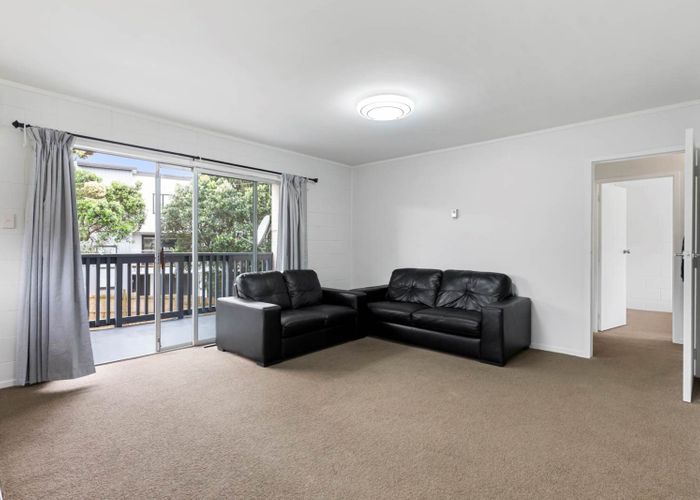  at 1/207 Sunnynook Road, Totara Vale, North Shore City, Auckland