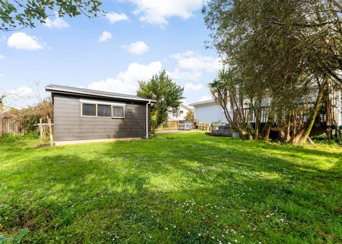  at 90 Riverpark Crescent, Henderson, Waitakere City, Auckland