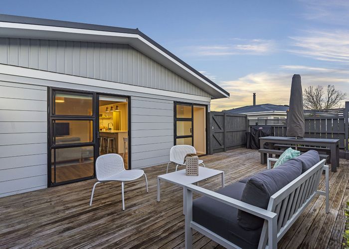 Free property data for 77 Fairclough Road, Beach Haven, Auckland