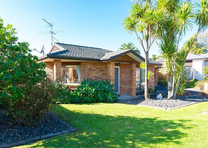  at 8 Ryehill Close, New Lynn, Waitakere City, Auckland