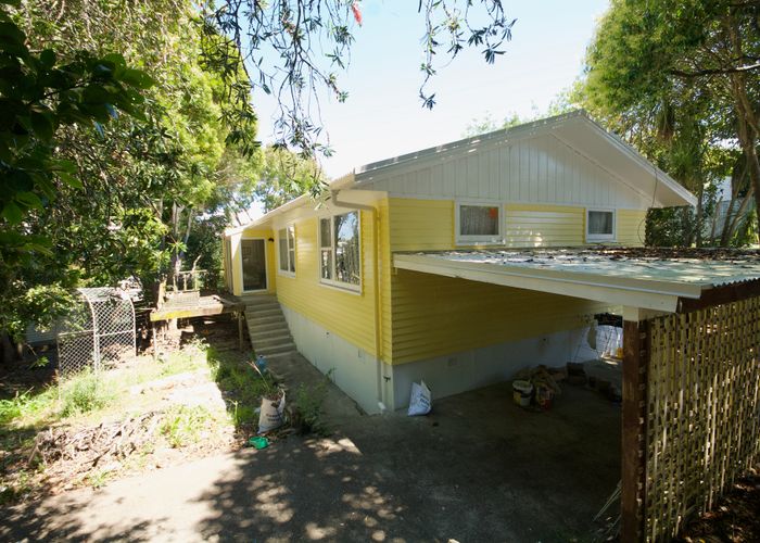  at 62 Totaravale Drive, Totara Vale, Auckland