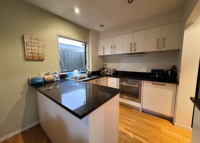  at 2/35 Wairakei Street, Greenlane, Auckland