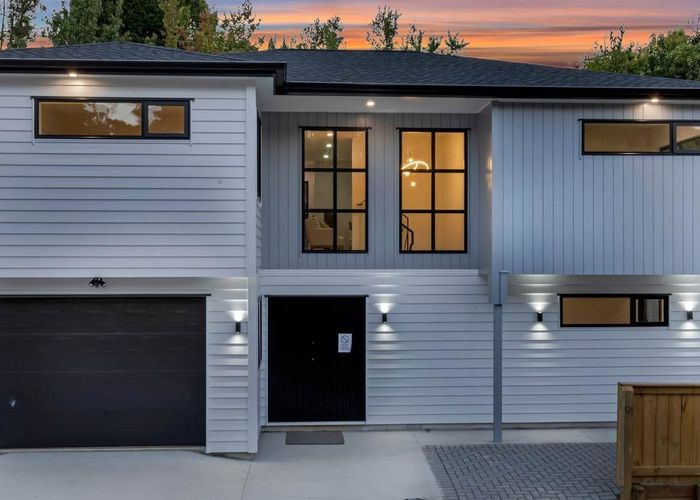  at 8A South Lynn Road, Titirangi, Auckland