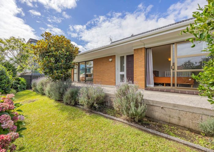  at 1/18 Kauri Glen Road, Northcote, North Shore City, Auckland