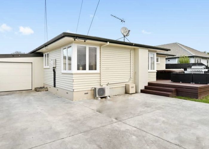  at 6 Barrie Crescent, Silverdale, Hamilton