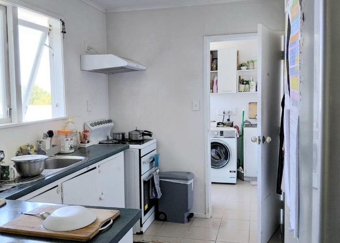  at 27 Chislehurst St, Henderson, Waitakere City, Auckland