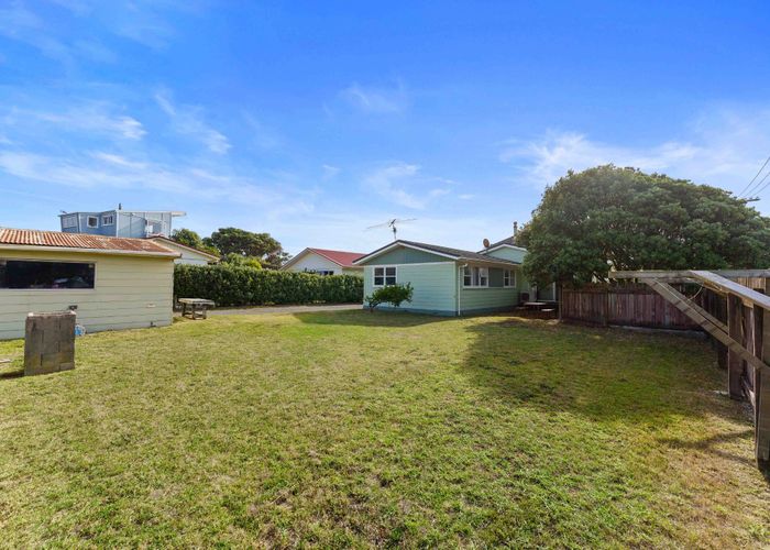 For sale 98 Field Way, Waikanae Beach, Kapiti Coast, Wellington