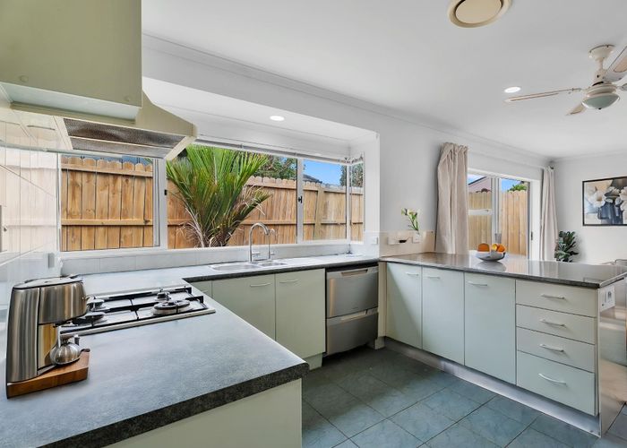  at 8 Hagen Close, Golflands, Manukau City, Auckland
