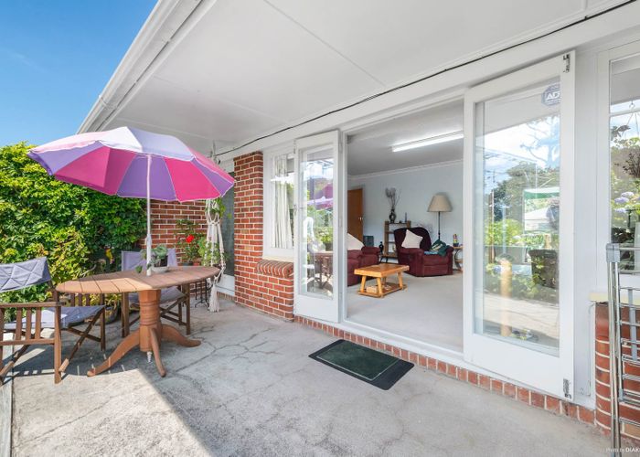  at 2/5 Rod Place, Mangere East, Auckland