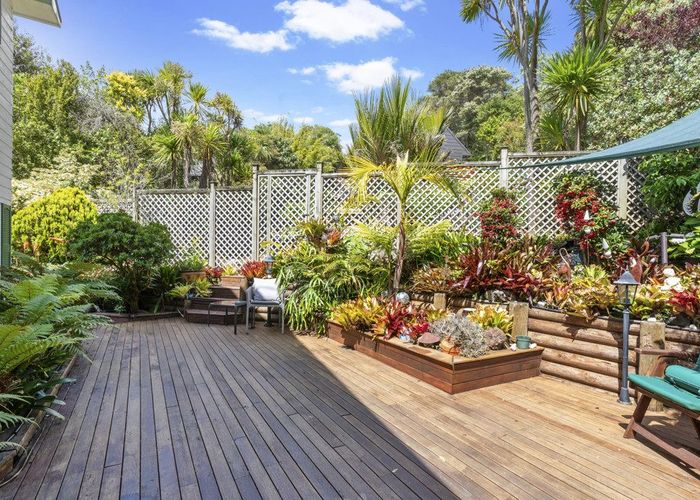  at 2/21 Deane Avenue, Titirangi, Auckland