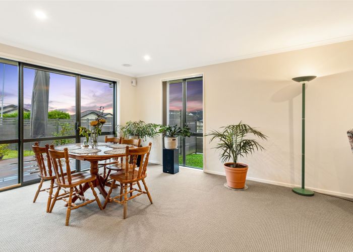 at 2 Stow Place, Henderson, Auckland