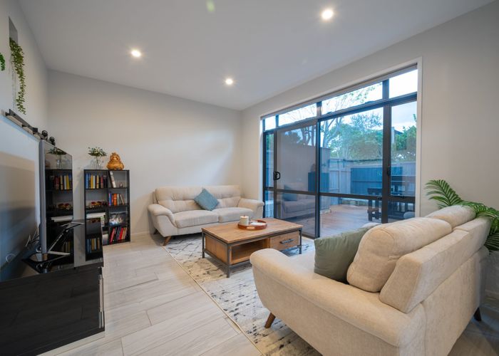  at 2/2 Armoy Drive, Botany Downs, Manukau City, Auckland